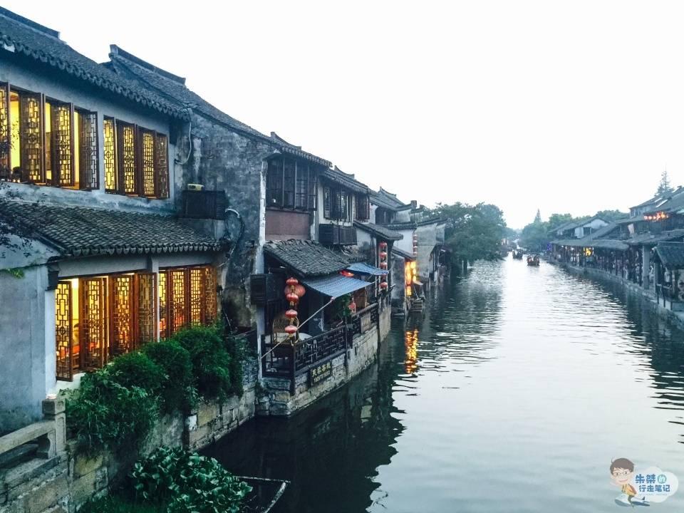 各位：站在太白楼上，长江是向哪个方向流